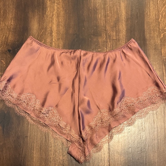 Victoria's Secret Satin Lingerie Set with Lace Trim - Picture 4 of 5